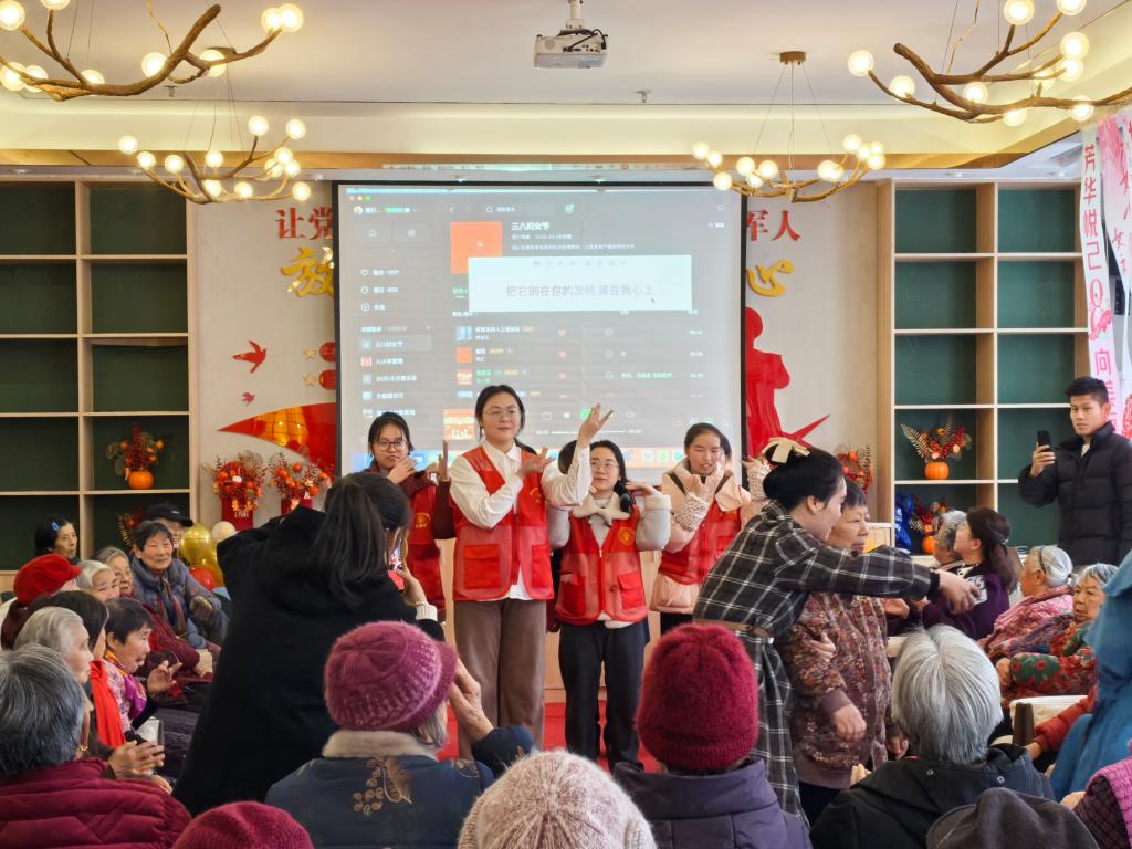 护理学院党总支开展“我为群众办实事”志愿服务活动 健康科普进社区，文艺表演暖人心